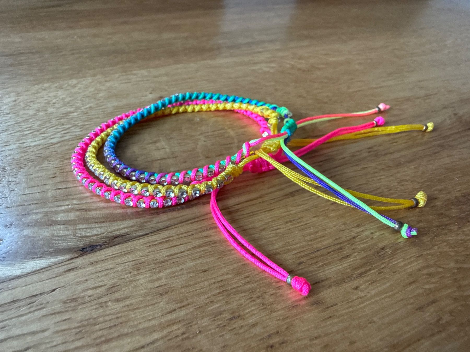 Bracciali & Braccialetti: 3 neue Armbänder mit Strass - Einheitsgrösse – Nuovo (secondo la descrizione) da Basel venduto da jetzt-wird-gemistet