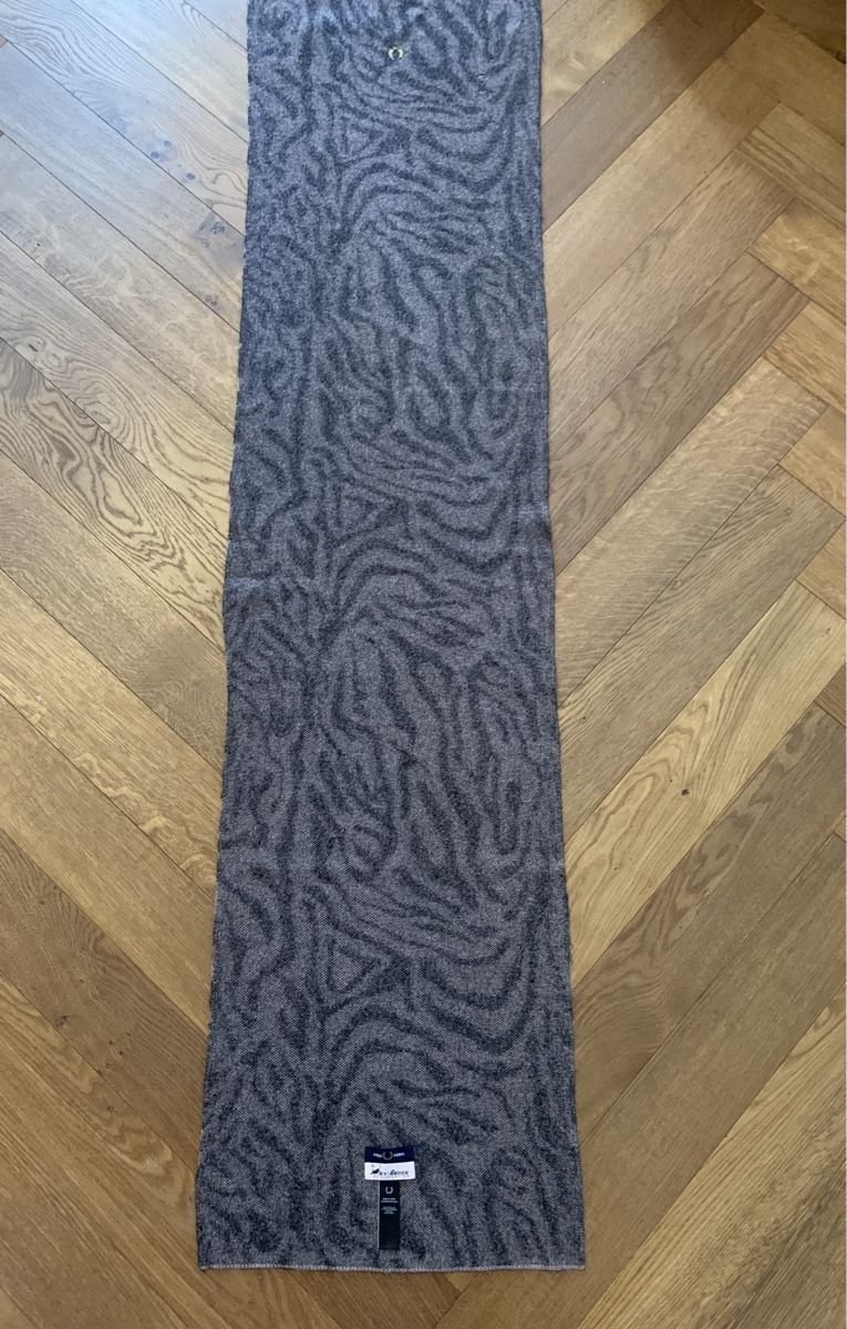 Fred Perry Foulard & Sciarpe: Schal FRED PERRY – Usato da Bern venduto da Mawe0205 4