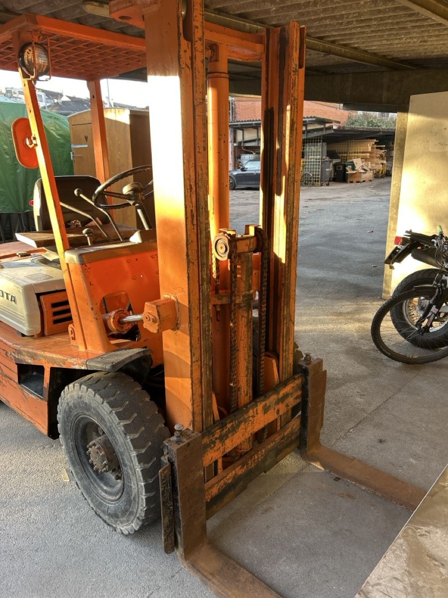 Toyota Carrelli elevatori e a forche: Toyota Stapler Benzin – Usato da Basel venduto da Cicolupo 1