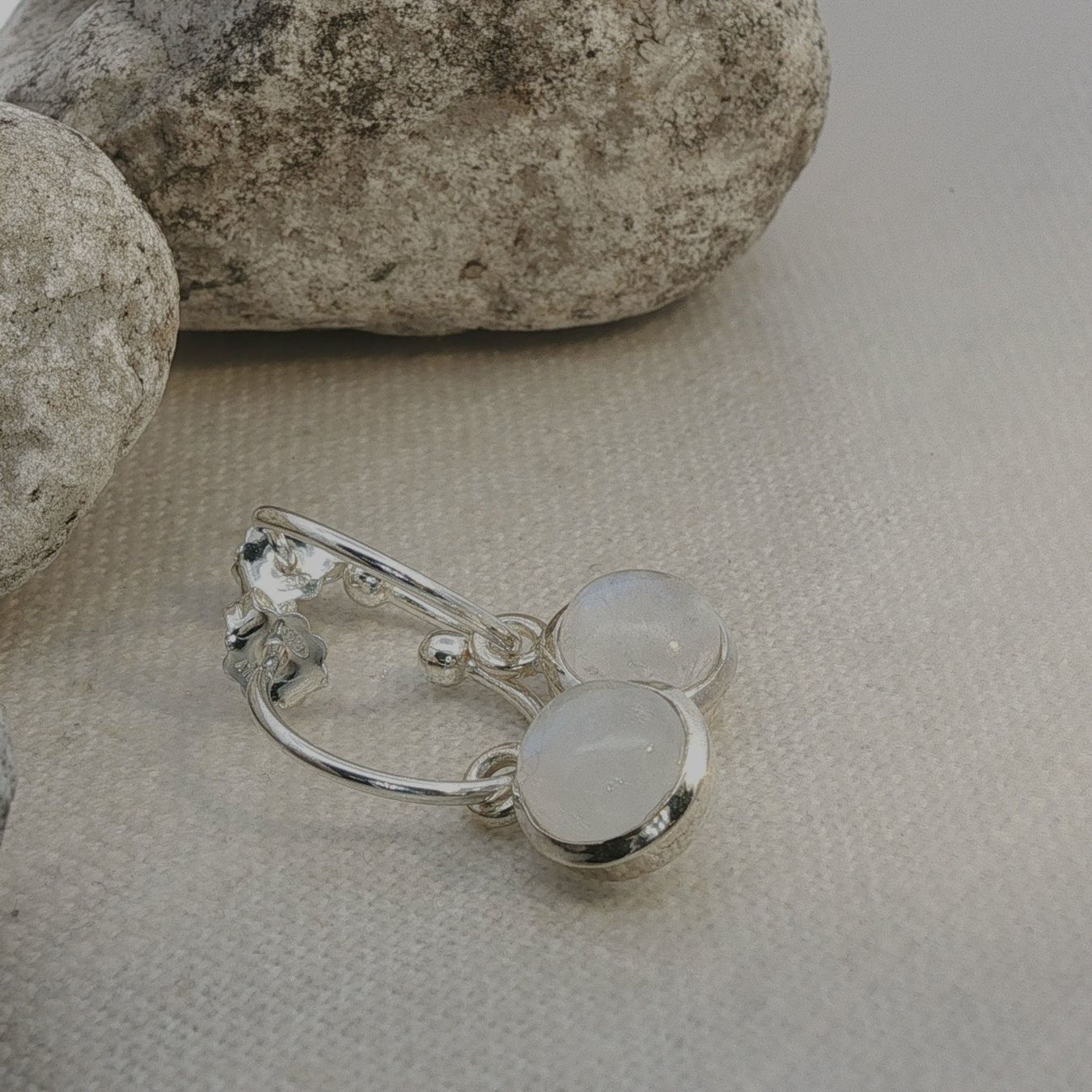 Olga Ribler Orecchini pendenti & Orecchini a lobo: Sterling Silber 925 Halbcreolen mit Mondstein – Nuovo (secondo la descrizione) da Luzern venduto da Schmuckoutlet 1