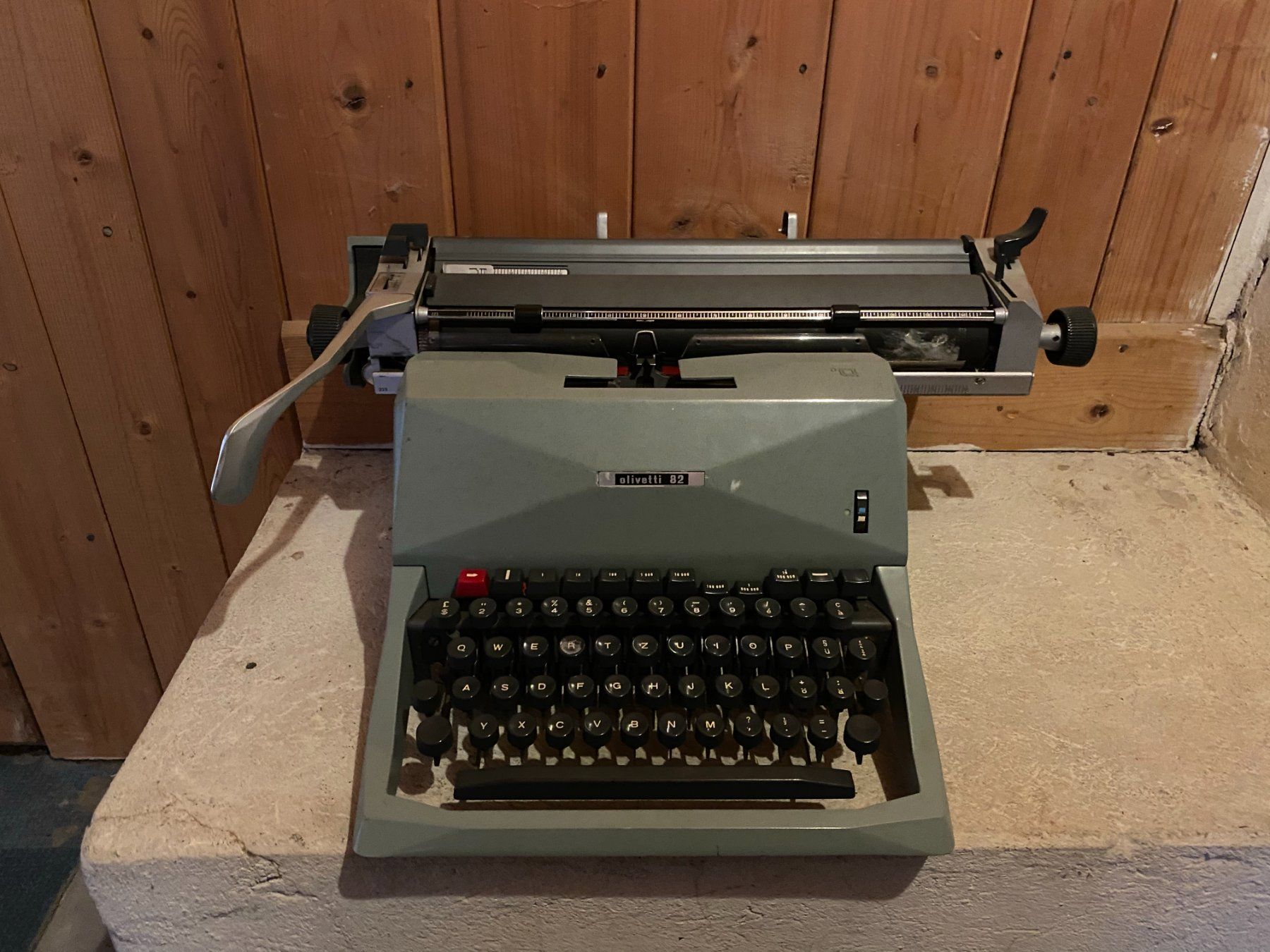 Olivetti Machines à écrire: Schreibmaschine Olivetti 82 – D'occasion à Kriessern par schwedenstahl_fan