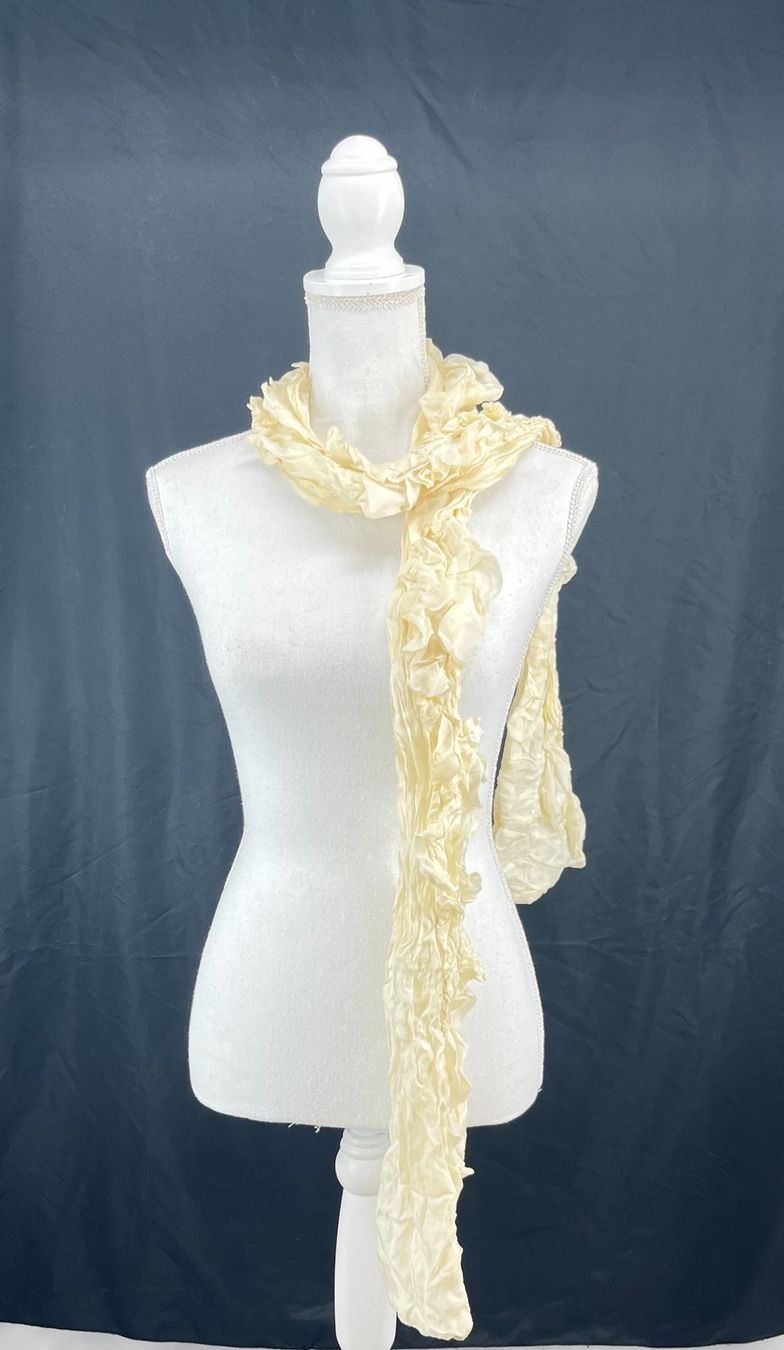 Foulards & écharpes: A DESIGN Écharpe crème en soie – D'occasion à Lausanne par PlusValue_Lausanne 1