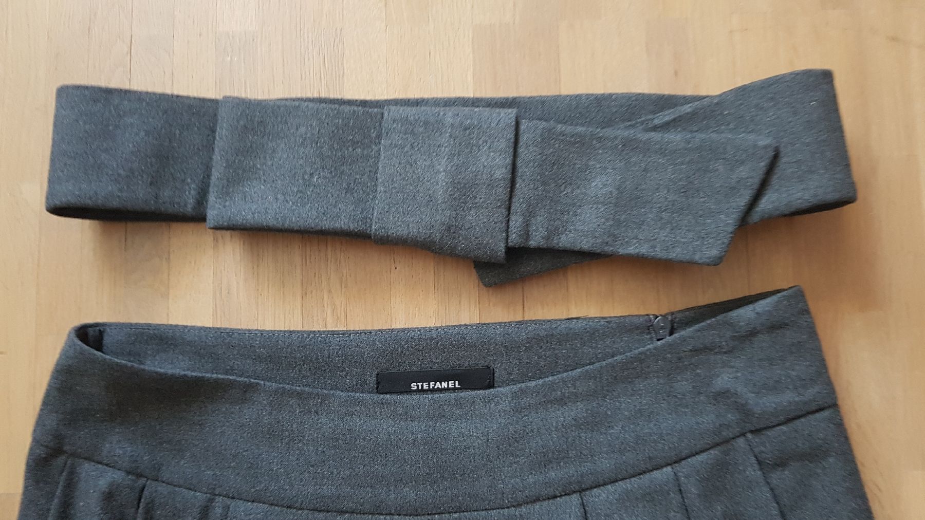 Kostüme: STEFANEL Damen Kostüm Gr. 40 anthrazit 3-teilig – Gebraucht aus Triesen von Vanlie 3