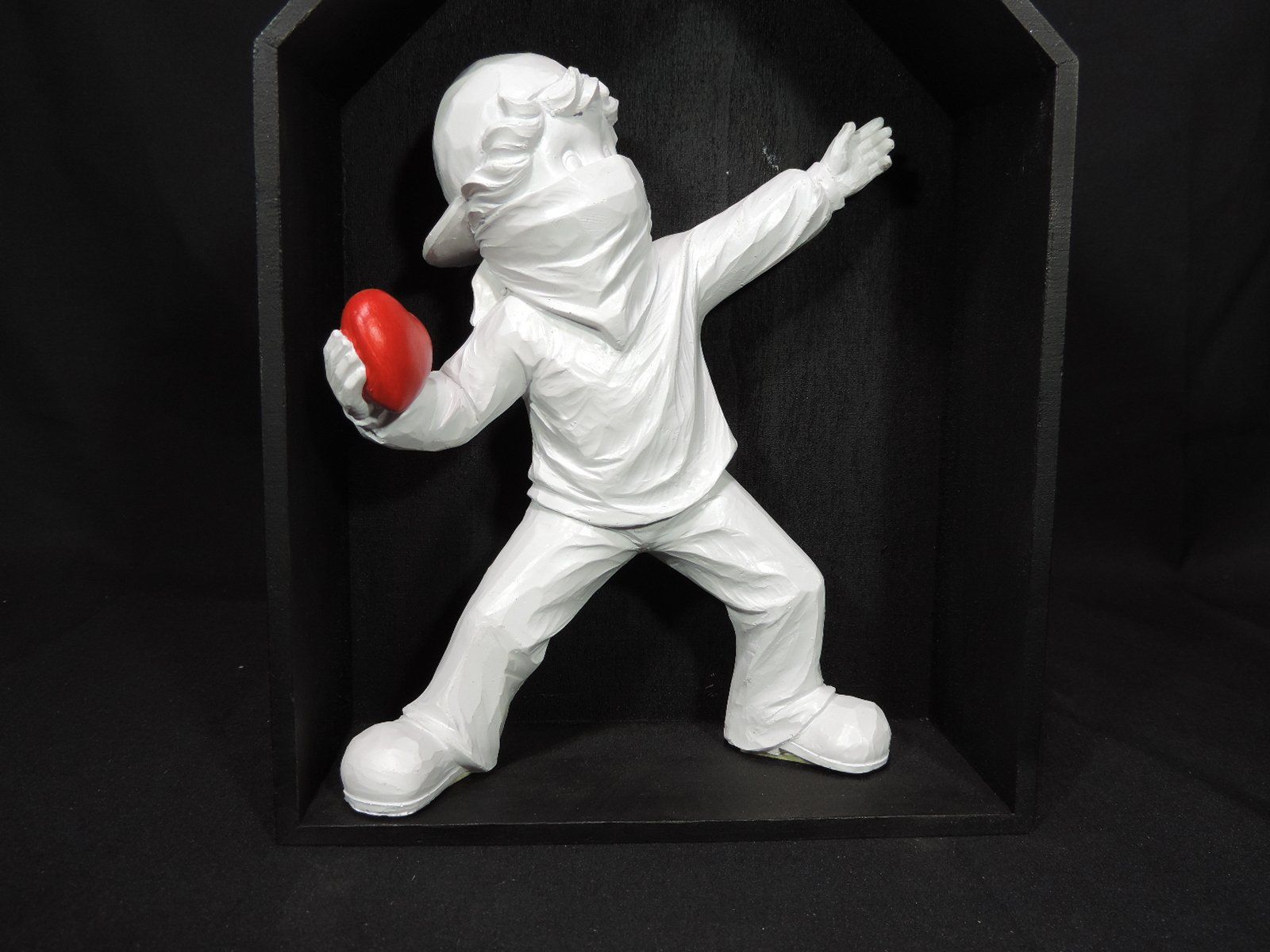 Statuette: Herzwerfer Figur nach Banksy – Usato da Duggingen venduto da roterbambus 3
