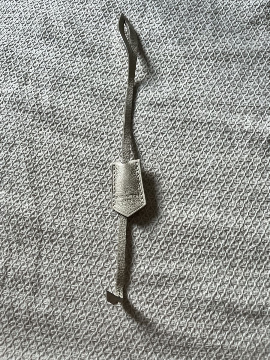 Louis Vuitton Schlüsselanhänger & - bänder: Louis Vuitton Paris Lederanhänger  – Neu (gemäss Beschreibung) aus Hochdorf von Forestgreen 1