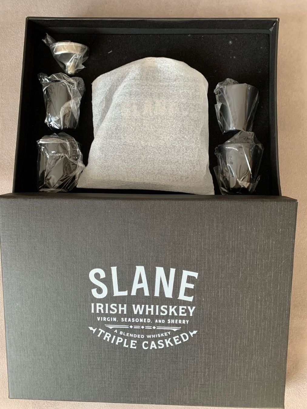 Altro: Irish Whiskey Flachmann-Set, Original aus Irland – Nuovo e nell'imballaggio originale da Uster venduto da ARFAJ18