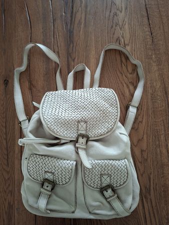 Weisser Lederrucksack, geflochten