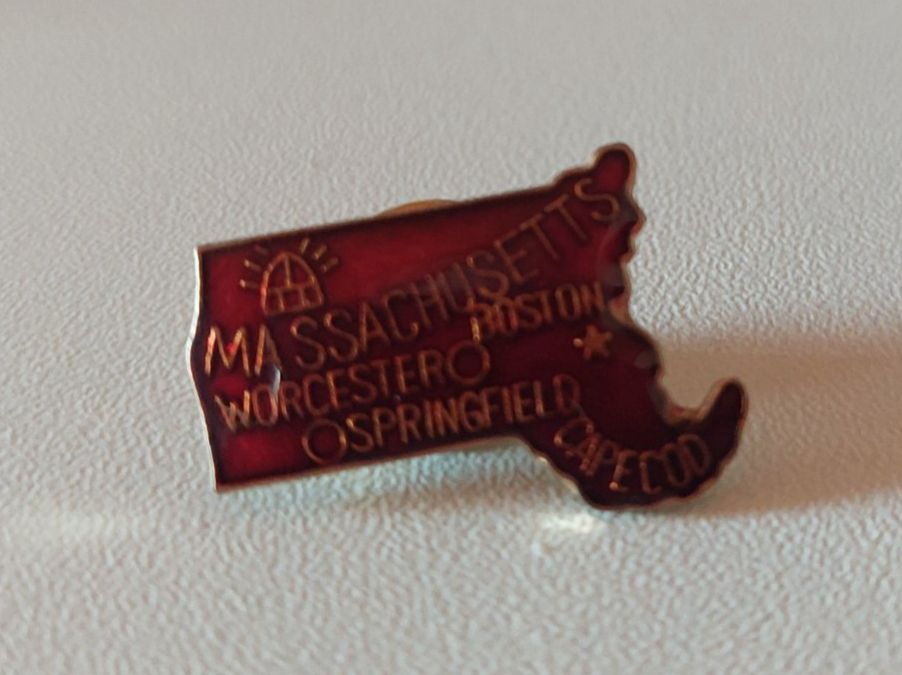 Placchette & Badge: Pin Massachusetts USA – Usato da Erlinsbach venduto da pfunky