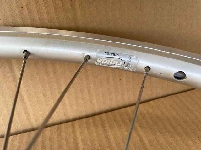 Pièces détachées: roue avant vélo 28' – D'occasion à Ursy par DK8 3