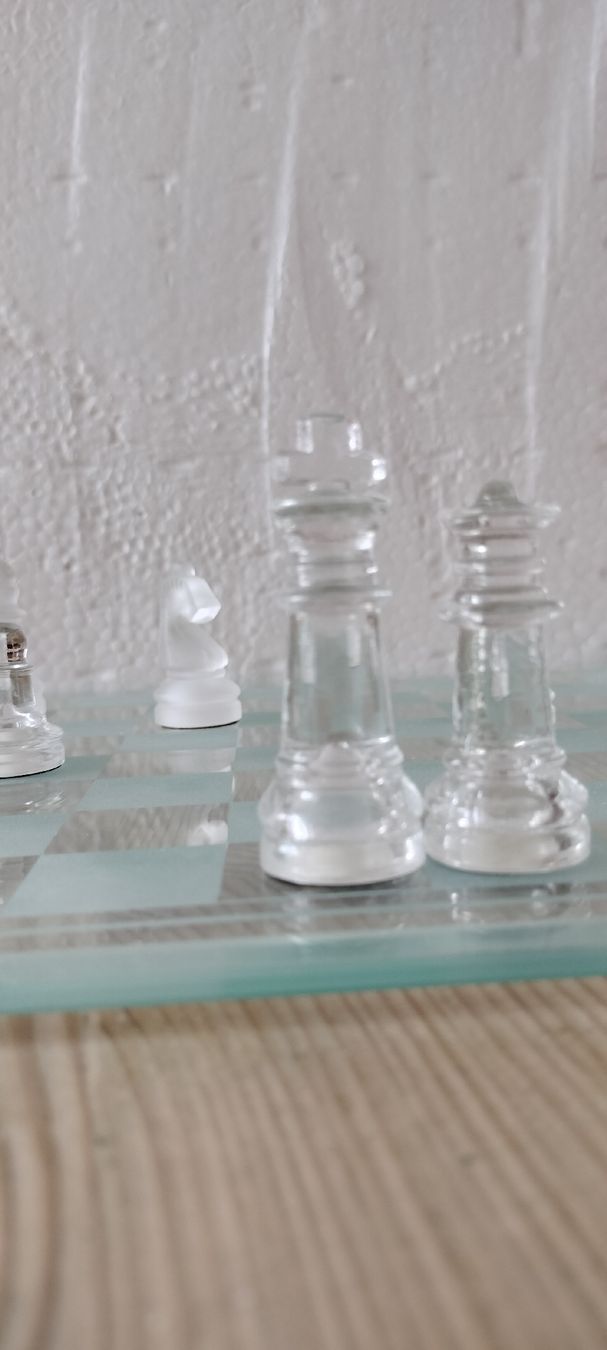 Bicchieri: Glass Chess Set with Board and Pieces good condition – Usato da Niederhünigen venduto da Tom_Oli