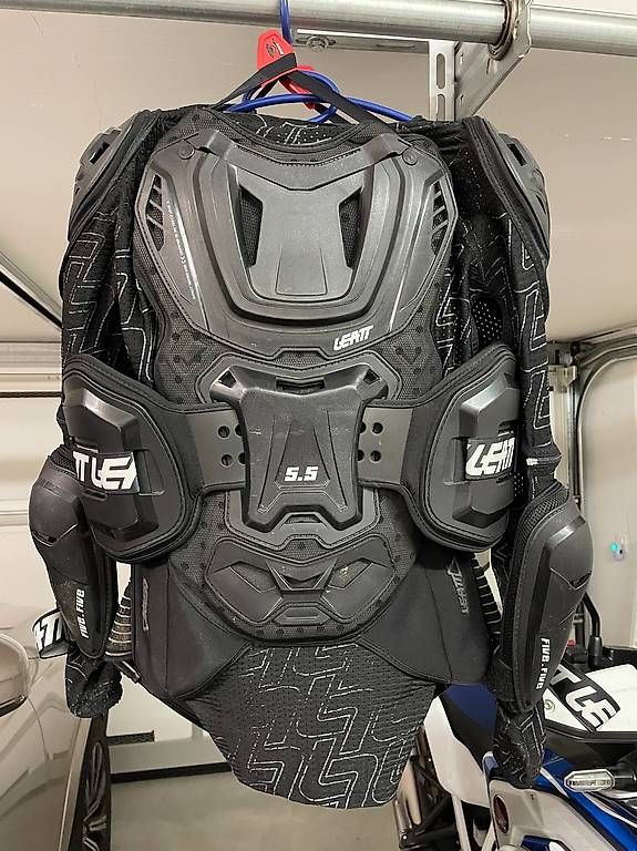 Leatt Schutz & Schoner: Leatt Body Protector 5.5 + RaceVest Lite Windweste – Gebraucht aus Siebnen von fer_9f66 4