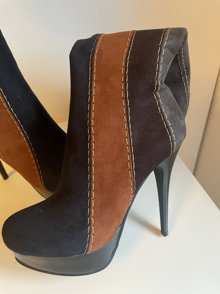Scarpe da donna: Einzigartige Handgefertigte Lederstiefel – Nuovo e nell'imballaggio originale da Ermenswil venduto da YanaB 1