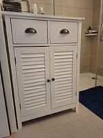 Schöner weisser Badezimmerschrank mit Schubladen und Türen