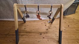 Baby Spielbogen aus Holz mit Stofftieren