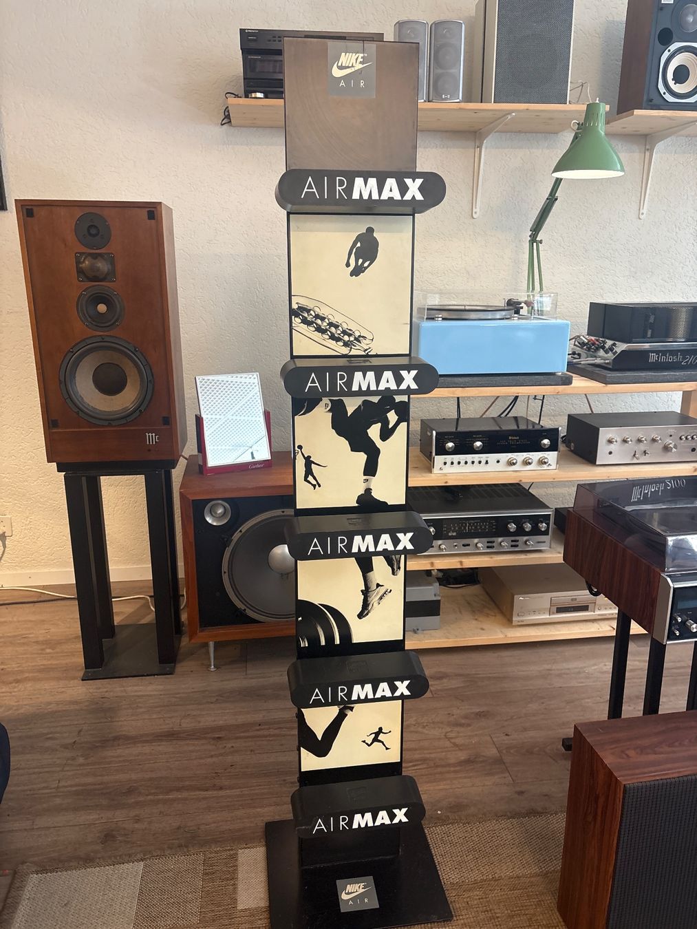 Scaffali: Présentoir air Max 93 – Usato da Onnens VD venduto da Vintage-Hifi-Store