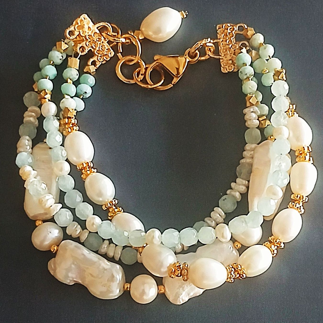 Bracciali & Braccialetti: Statement-Perlenarmband mit Aquamarin, 4 Reihen, Unikat, – Nuovo e nell'imballaggio originale da Lütisburg venduto da Emarra