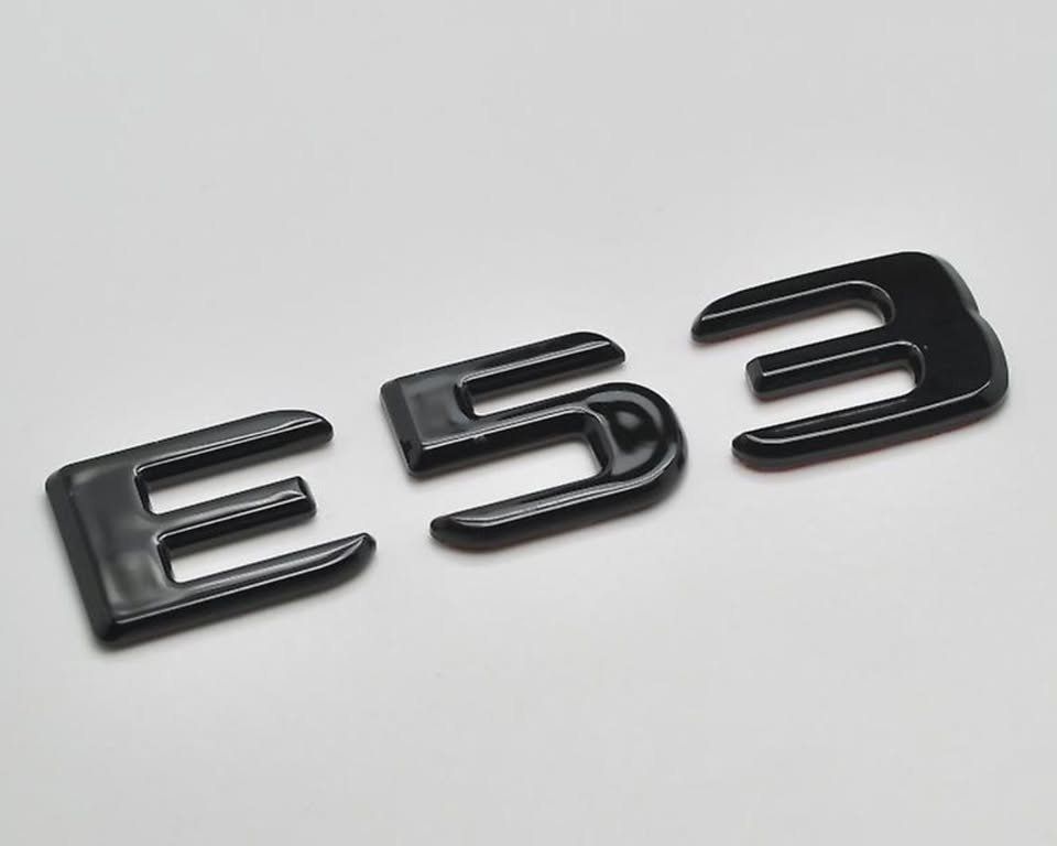Mercedes-Benz Tutti pezzi di ricambio auto: Mercedes E53 Emblem in schwarz glanz – Nuovo e nell'imballaggio originale da Dietikon venduto da TTTuning