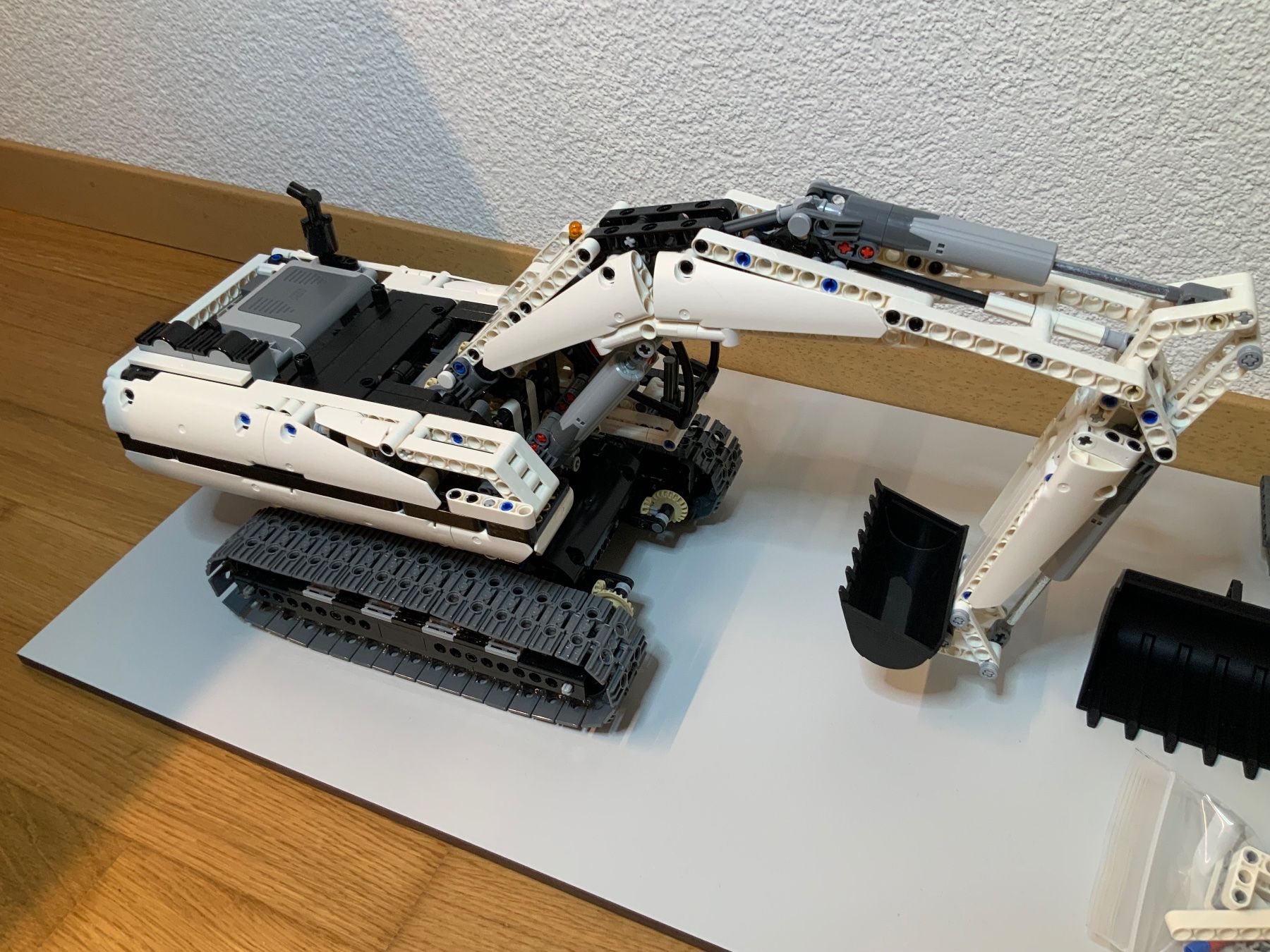 Lego Kit di costruzioni: LEGO Technic 8043 Motorized Excavator White Edition – Nuovo (secondo la descrizione) da Tagelswangen venduto da rotsi 6