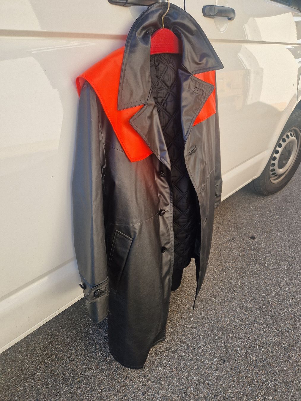 Cappotti: Polizeimantel schwarz orange mit Steppfutter Grösse 48 – Usato da Mörigen venduto da Clio111 6