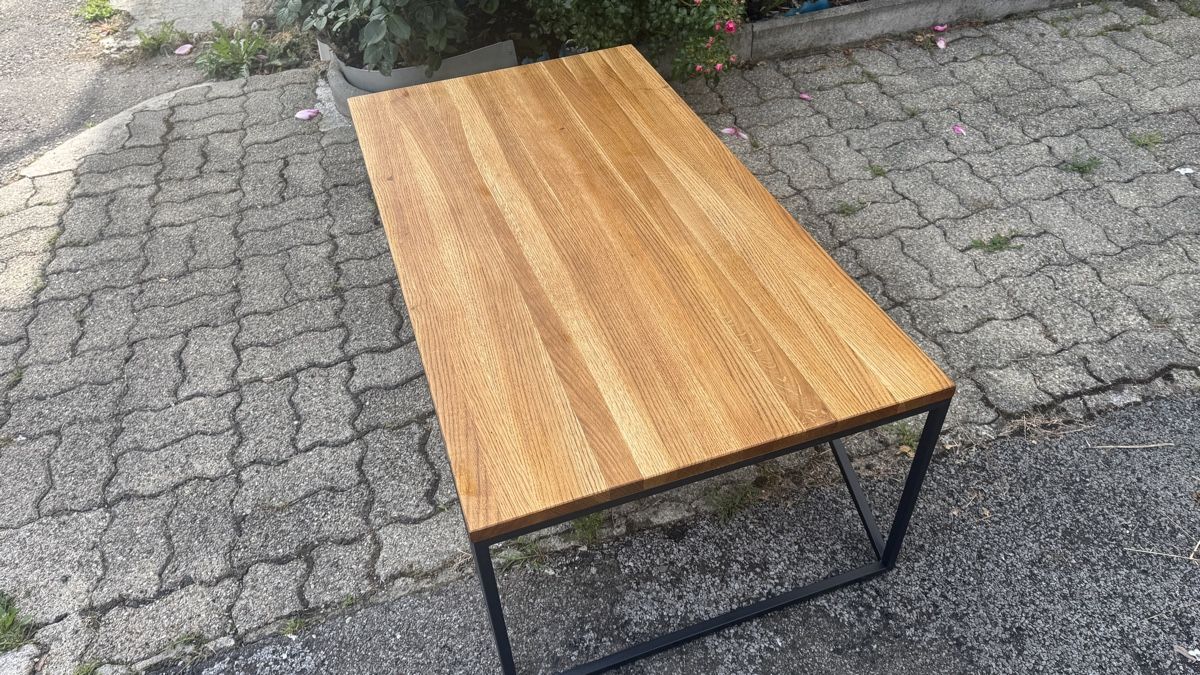 Tavoli: Couchtisch mit massiver Buchenholzplatte – Usato da Mönchaltorf venduto da DRUG-TITO 1
