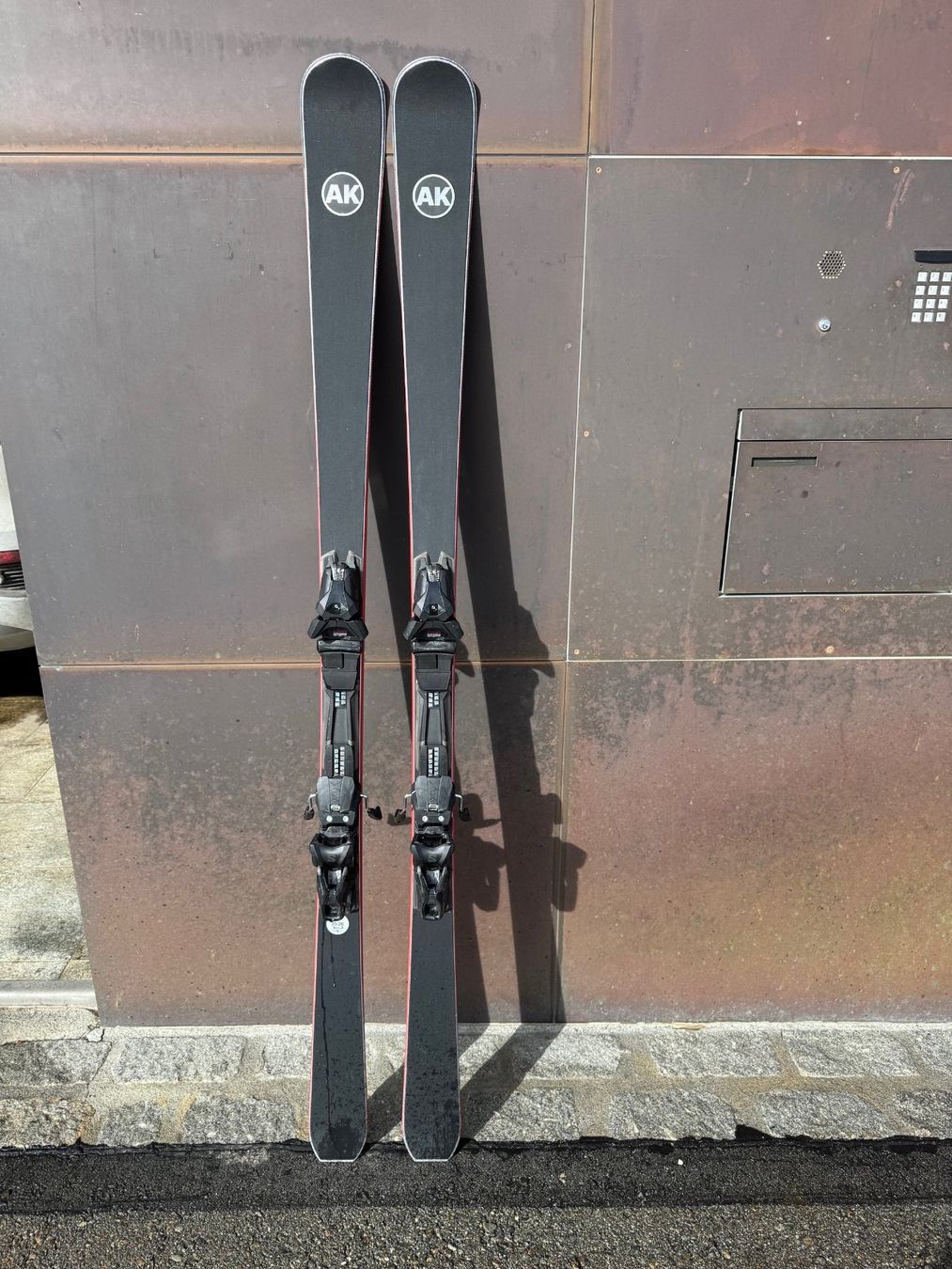 AK Ski Sci: AK Ski original red 176 cm neuwertig mit Bindung – Nuovo (secondo la descrizione) da Erlenbach ZH venduto da crapun