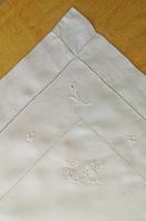 2 Kopfkissenbezüge mit Monogramm, Lochsaum und Spitze