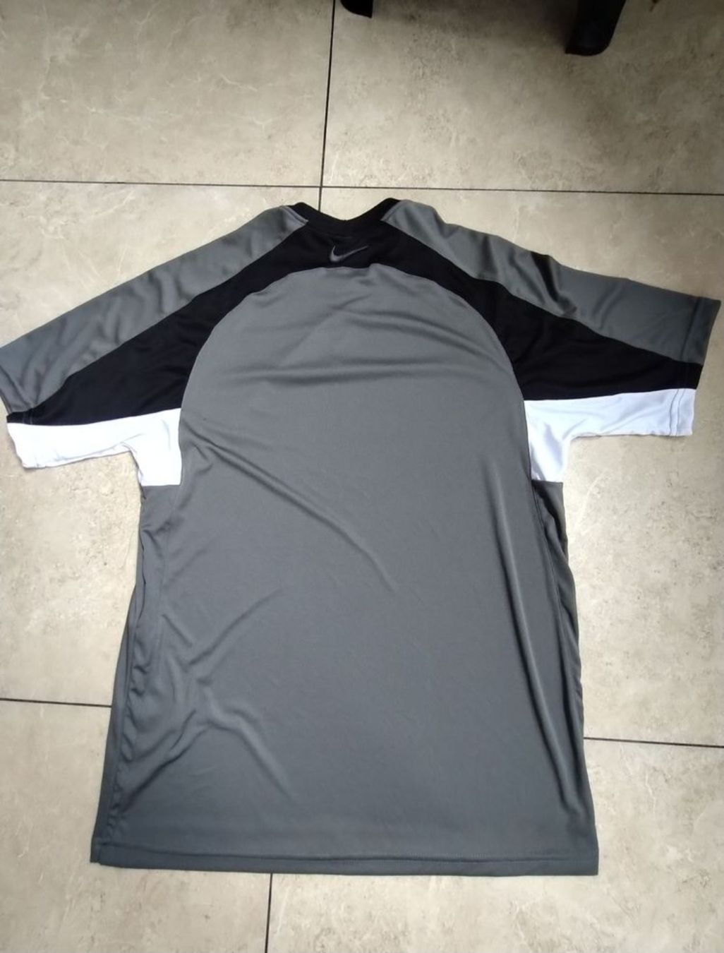 Nike Canottiere & Pantaloni: Nike TN : Shirt – Nuovo (secondo la descrizione) da Zürich venduto da con_tjl2 1