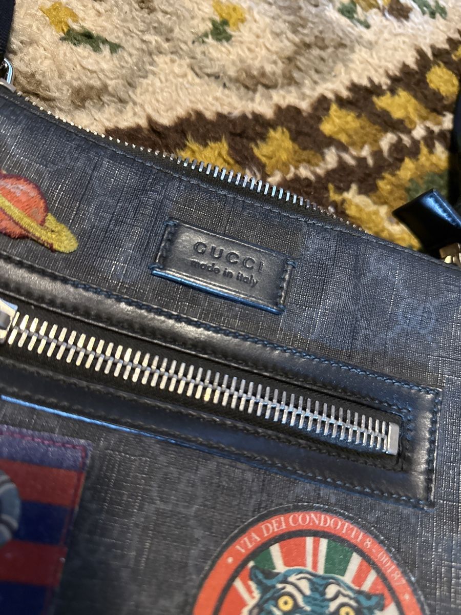 Gucci Borse: Gucci Umhängetasche mit Sticker – Usato da Uetendorf venduto da Loscar1 1