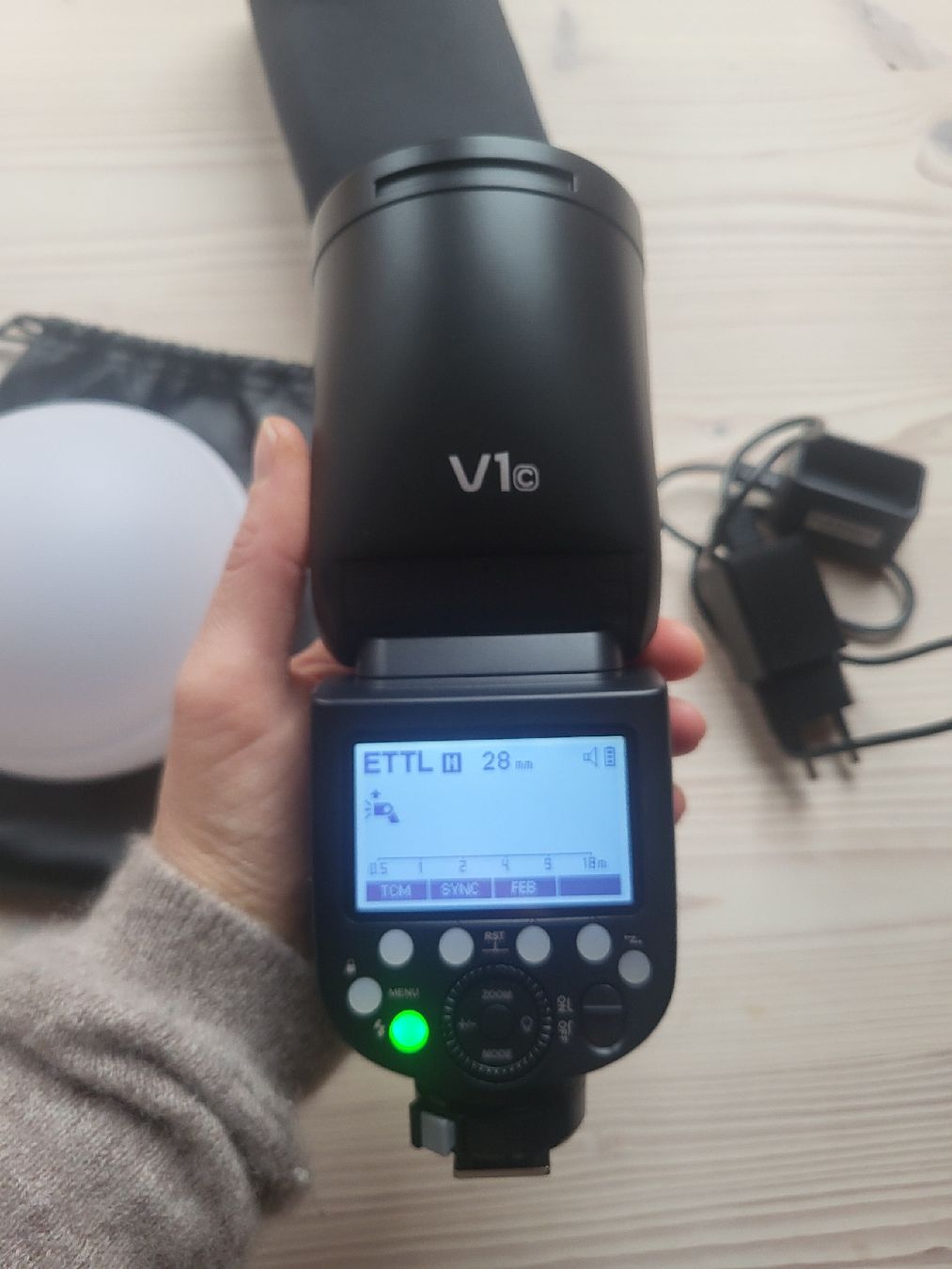 Godox Blitze: Godox V1 Canon mit Godox AK-R22 Diffusorkugel – Neu (gemäss Beschreibung) aus Madiswil von Brigitte550