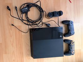 Playstation 4 Konsole mit Spielen und Controllern