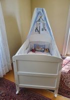 Babybett Kinderbett auf Rollen inkl. Himmel und Bettwäsche