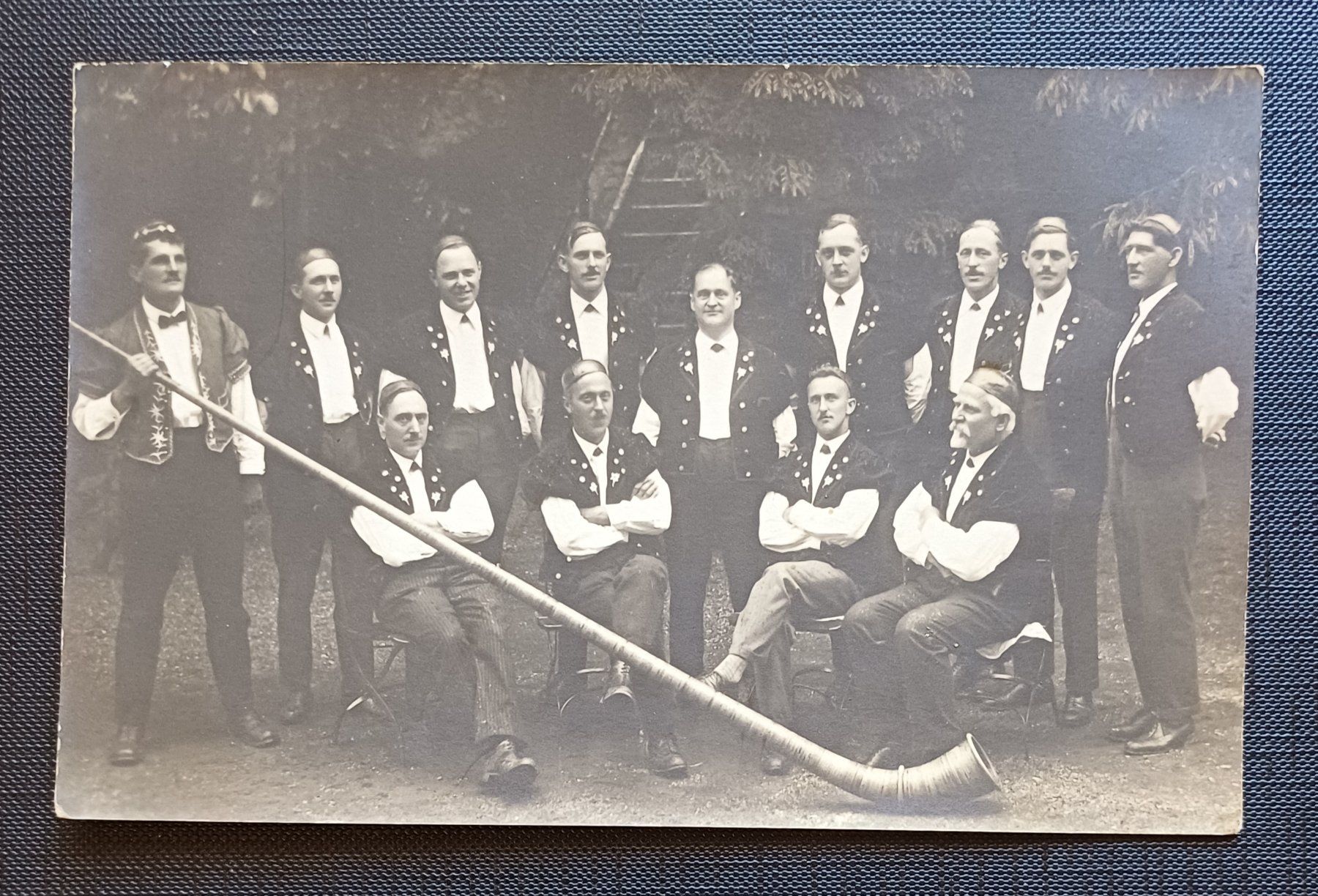 Cartoline postali: AK Trachten ALPHORN Senntum um 1920 – Usato da Brittnau venduto da simionius