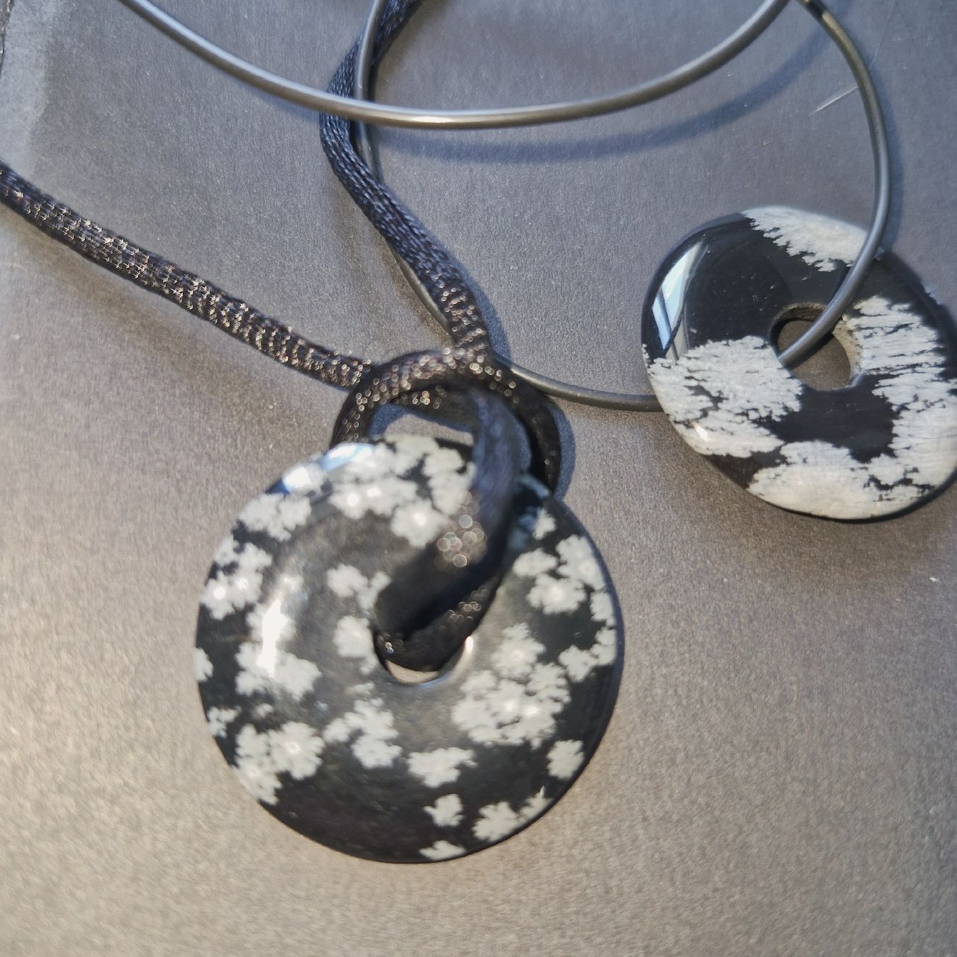 Autres bijoux: set de 2 colliers noir et blanc – D'occasion à Neuchâtel par yas_zdb7 1