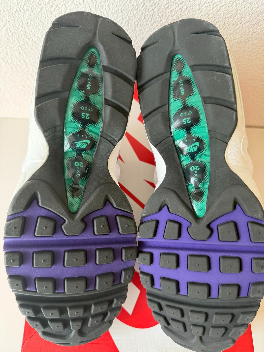 Nike Damenschuhe: Nike Air Max 95 Grape Wmns (2018) – Gebraucht aus Ennenda von KUROI14 5