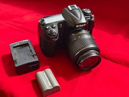 Nikon D300 mit Objektiv Akku und Ladegerät