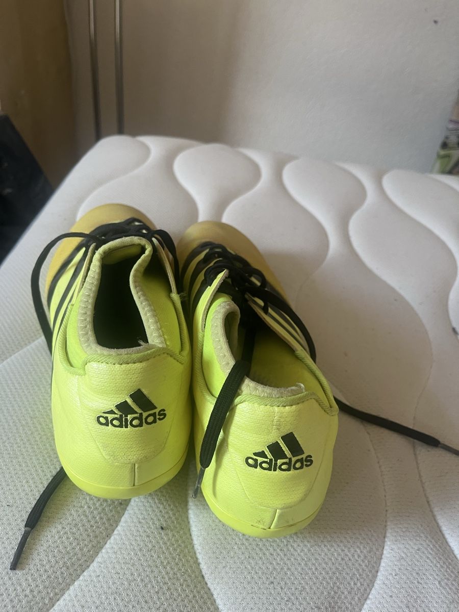 Scarpe da uomo: Crampon Adidas jaune  – Usato da Aire-la-Ville venduto da xgr_t5ll