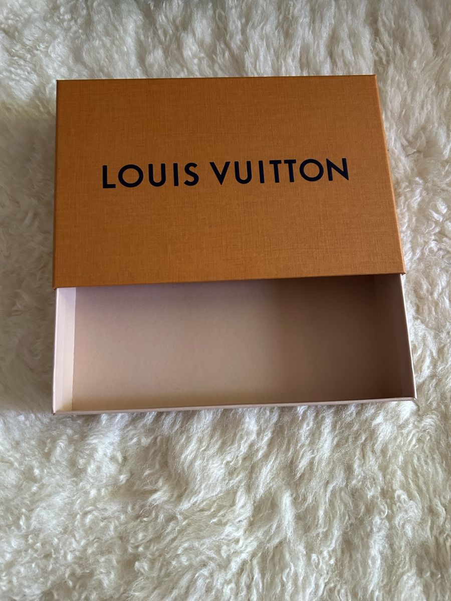 Louis Vuitton Autres vêtements & accessoires: Boîte Vuitton neuve – Neuf (Voir description) à Lausanne par Meganelausanne