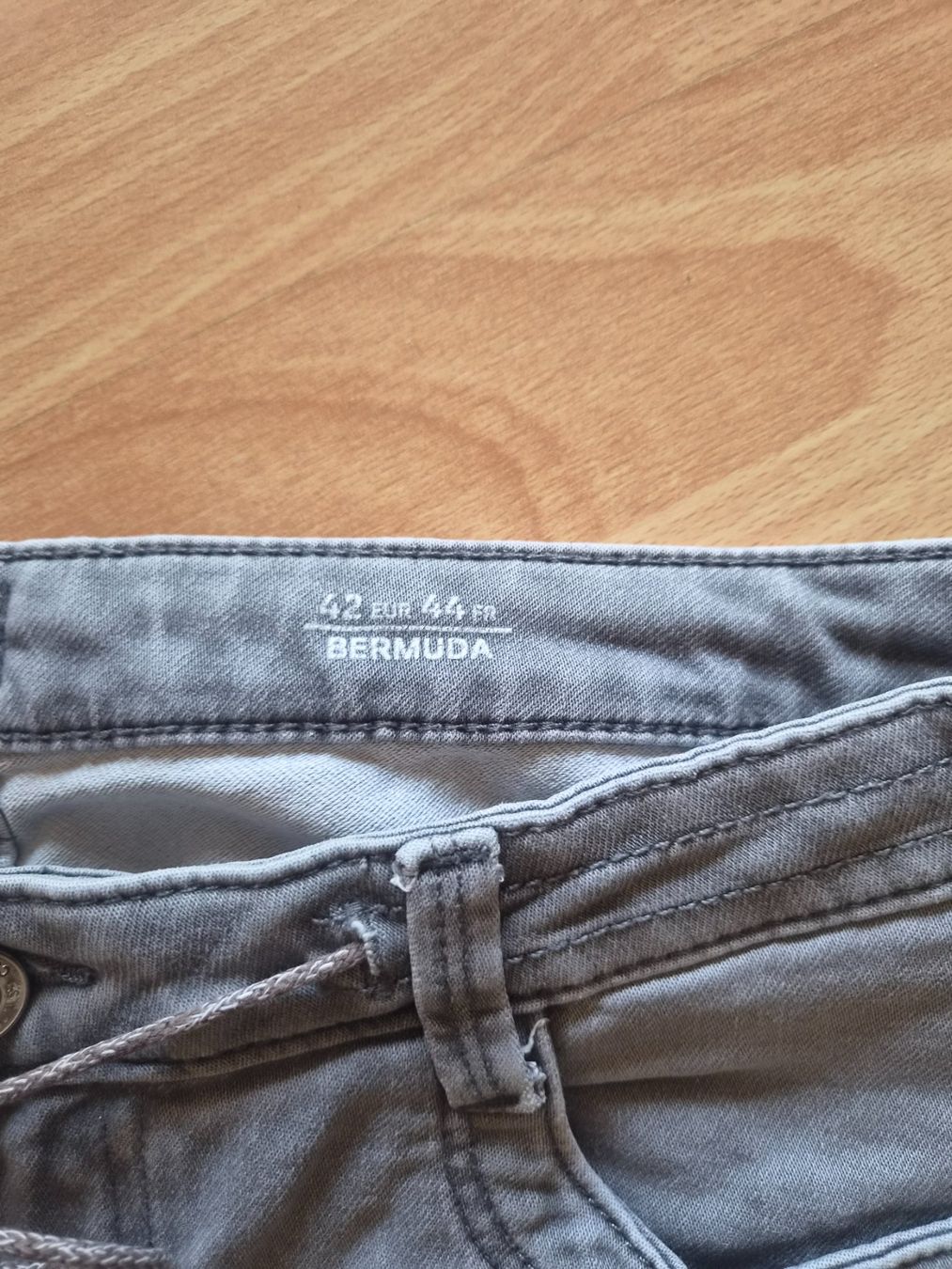 C&A Pantaloni: C&A Damen Bermuda Grösse 42 grau neuwertig – Usato da Mumpf venduto da Fabis_Shop 1