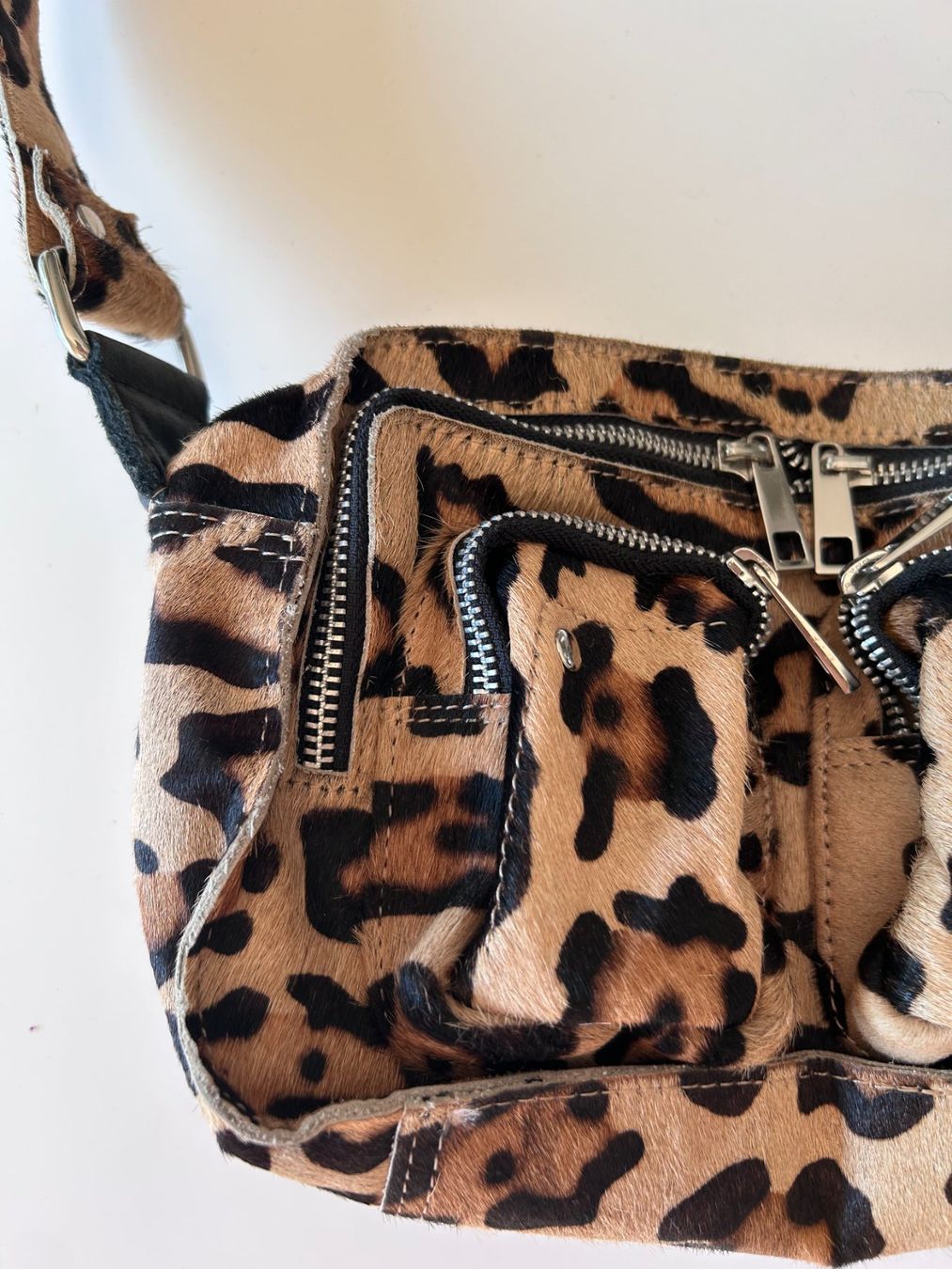 Cos Sacs femmes: Nunoo Tasche mit Leoprint – D'occasion à St. Gallen par look-twice 1