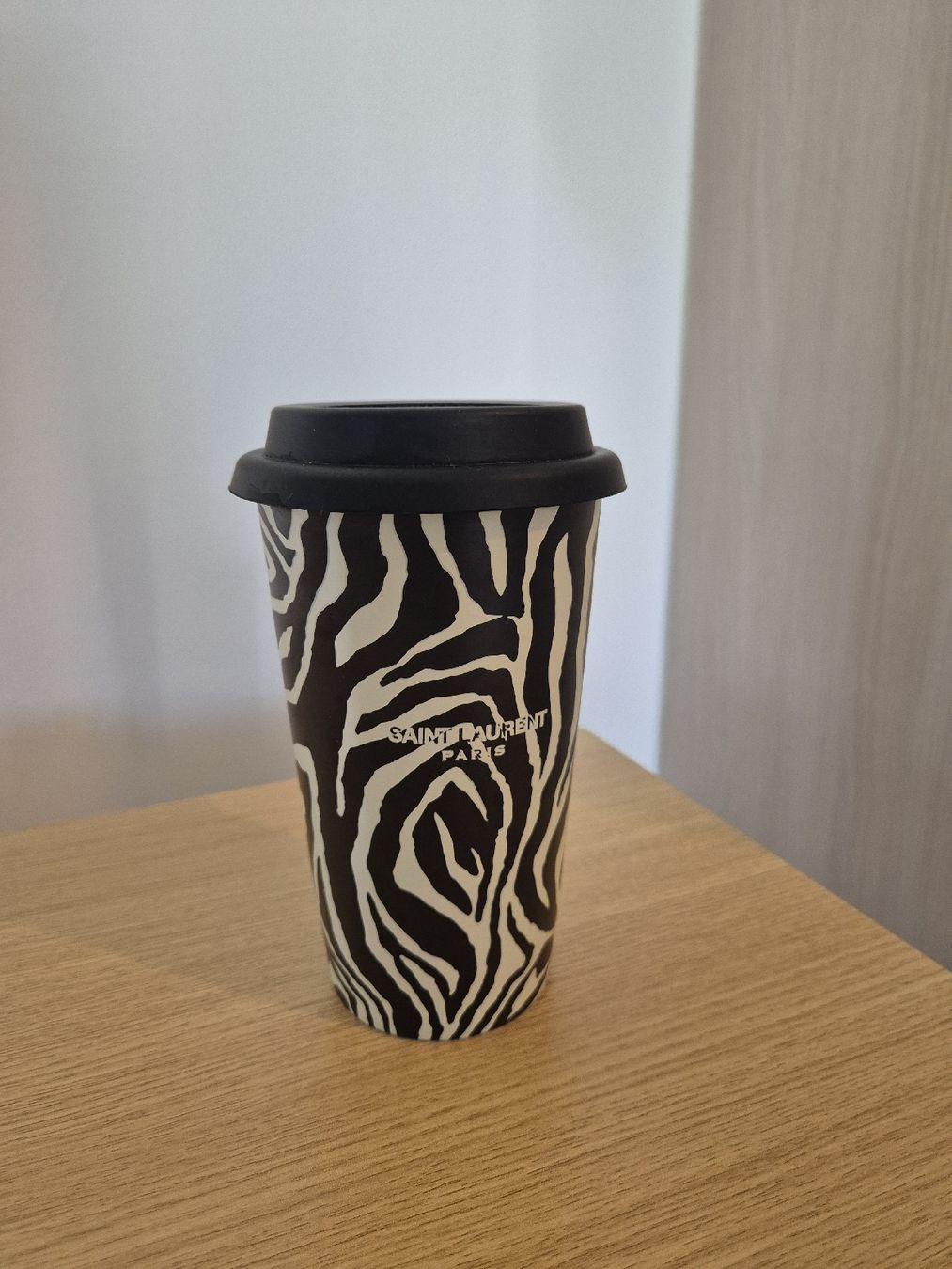 Saint Laurent Tassen: Mug Saint Laurent motif zèbre – Neu (gemäss Beschreibung) aus Puplinge von melodiieee