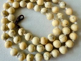 Zarte Magnesit-Kette –handgeknüpft in edlem Creme-Ton- 44cm