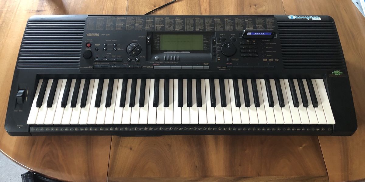 Yamaha Musikinstrumente: Yamaha PSR 620 Keyboard mit Ständer – Gebraucht aus Horw von  3