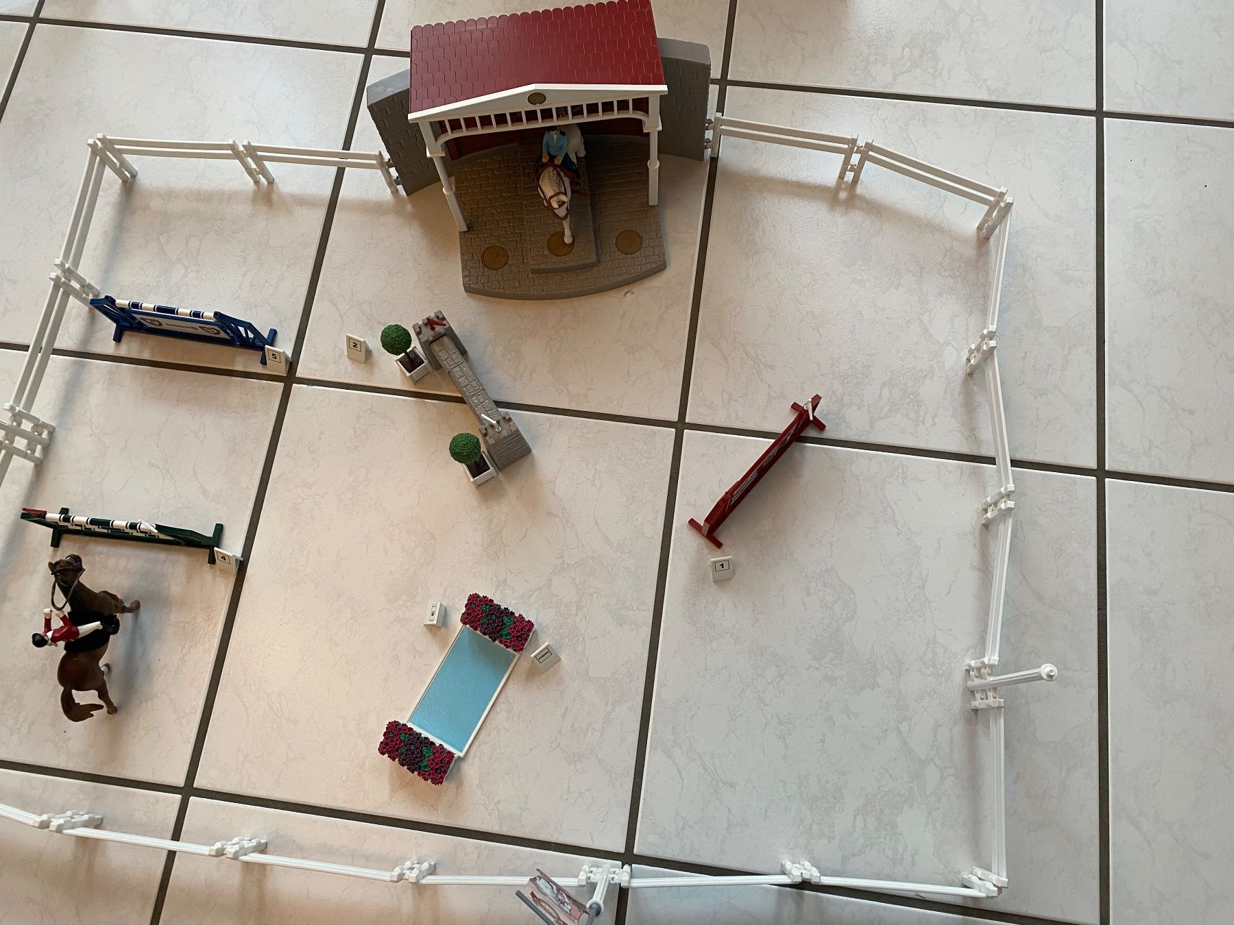 Schleich Jouets: Schleich - grosser Turnierplatz – D'occasion à Steffisburg par Naedu6 1
