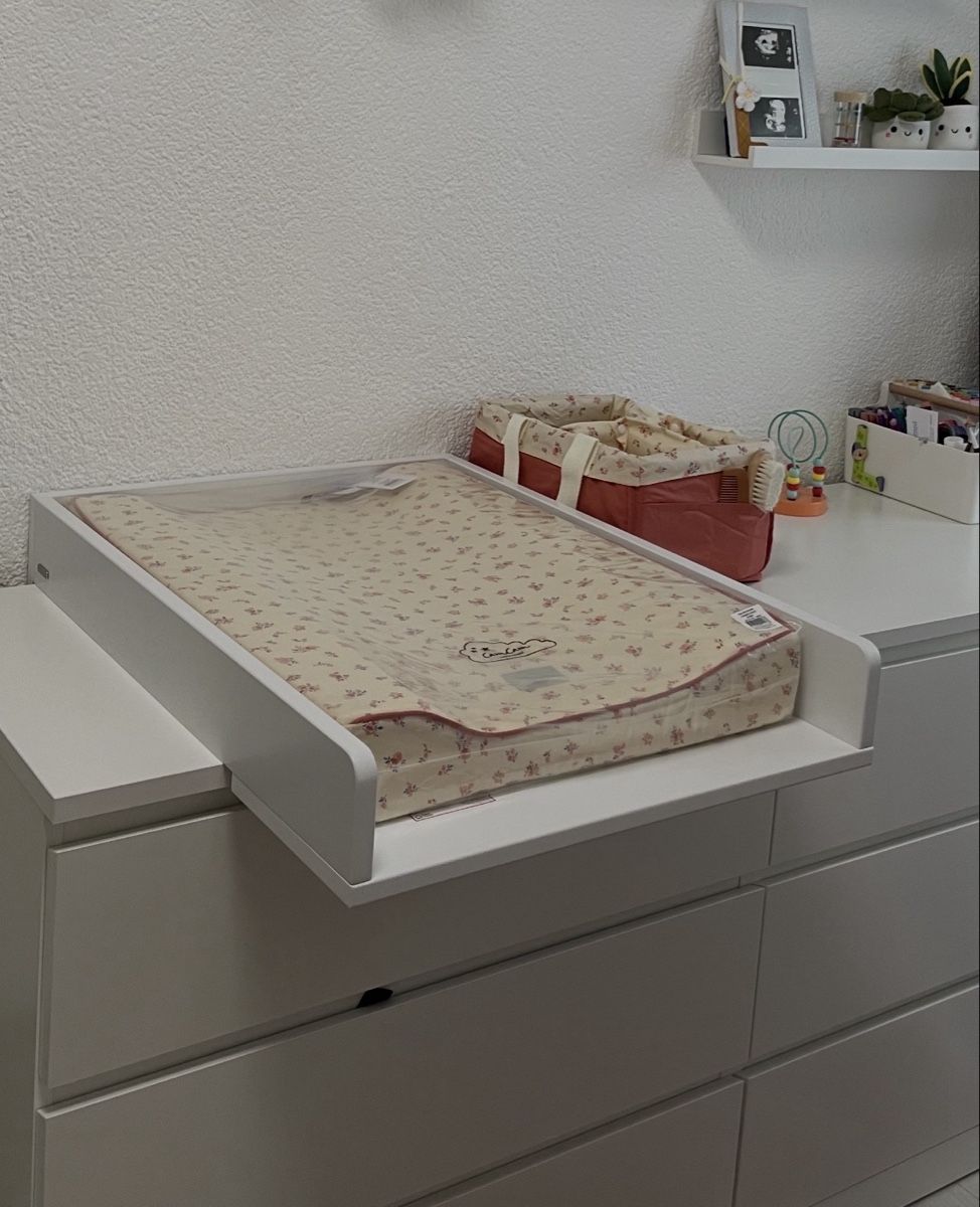 Wickeltisch & Zubehör: Table à langer blanche utilisée sur commode IKEA Malm – Gebraucht aus Murten von AylaSss
