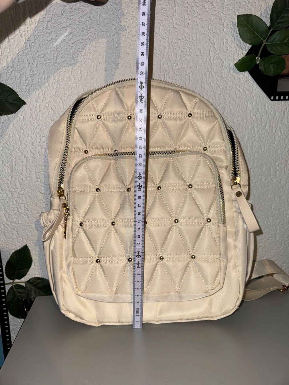 Zaini: Schöner cremefarbener Rucksack mit Metallperlen – Nuovo (secondo la descrizione) da Grosswangen venduto da shoes.bags.and.co 1