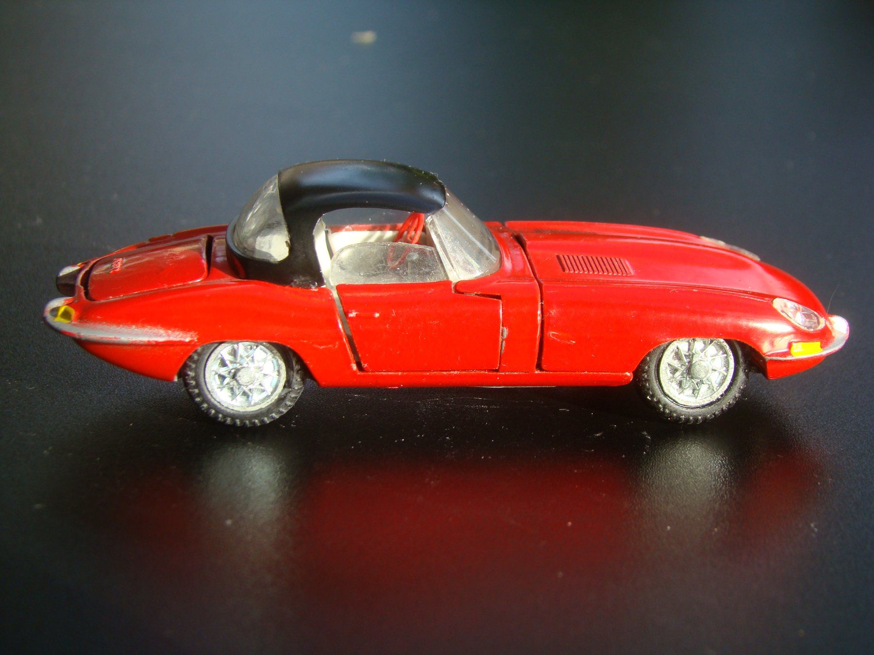 Dinky Toys Modellini d'auto: Kirk Tekno Jaguar Type E V12  rot schwarzes Verdeck rar – Usato da Walzenhausen venduto da Vanquish711 2
