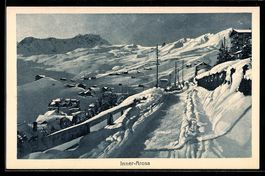 AK Inner-Arosa, Verschneite Straßenpartie und Bergpanorama