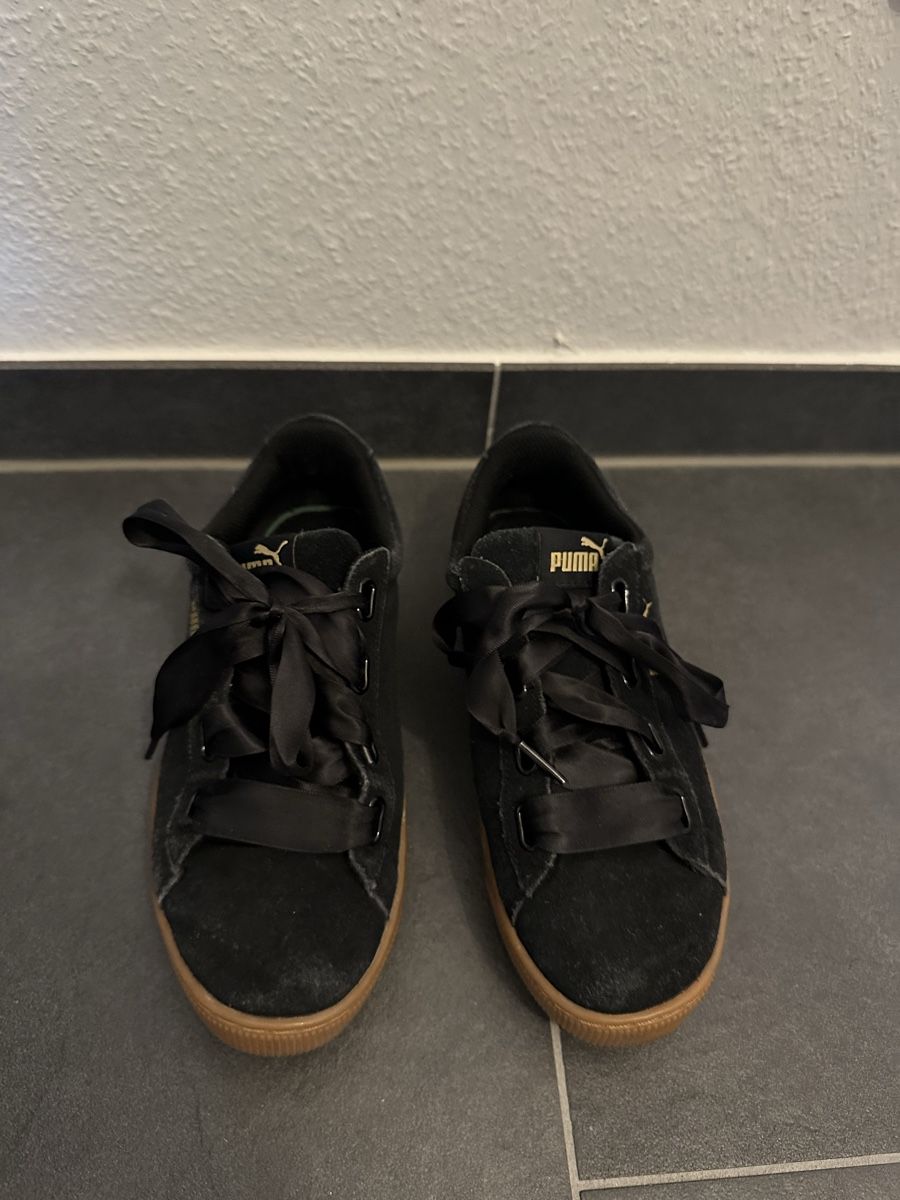 Puma Chaussures hommes: Schwarze Puma Sneaker mit Schleifen – D'occasion à Basel par jane_2h95 2