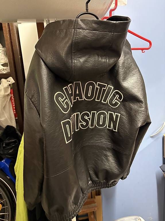 Giacche: Kunstleder Jacke mit Kapuze – Usato da Reinach BL venduto da aro_22f6