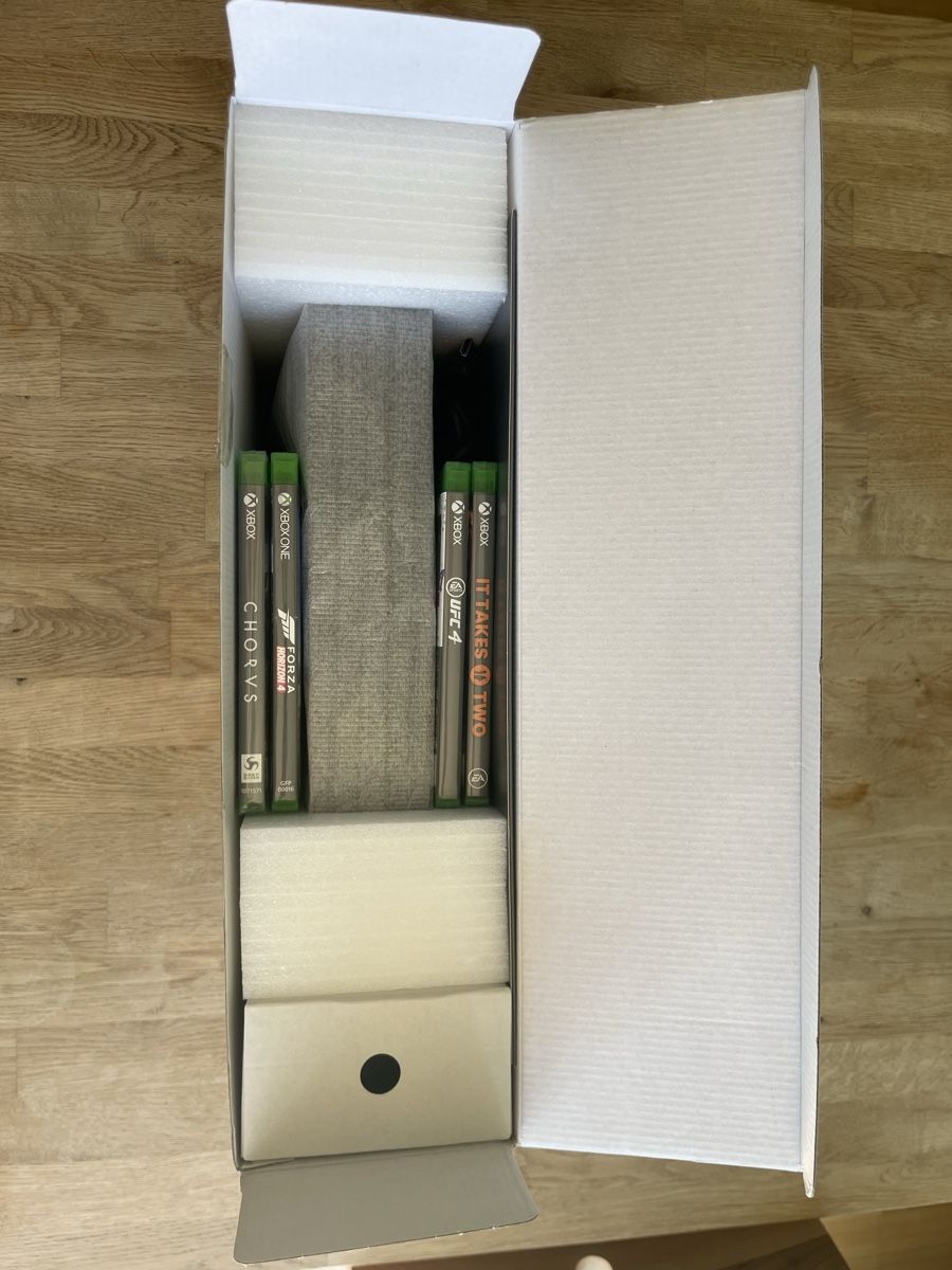Microsoft Console: Xbox One X / 1 Controller / 8 Games – Usato da Wetzikon ZH venduto da phoeff 6